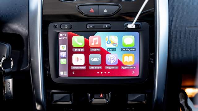 Мультимедийная система поддерживает интеграцию со смартфонами. Но чтобы выйти из Apple CarPlay, приходится вытаскивать шнур