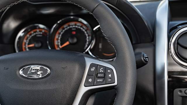 Новый руль с множеством кнопок и подогревом позаимствован у Lada Xray