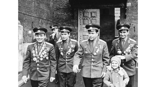 Юрий Гагарин, Герман Титов, Павел Попович с дочкой, Валерий Быковский идут на парад 1 мая 1961 года