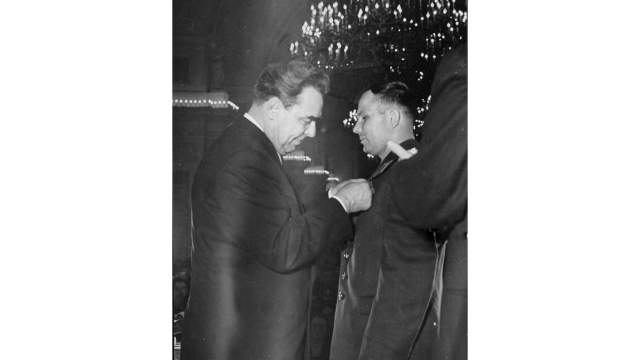 Москва. 14 апреля 1961 года. Леонид Брежнев вручает Юрию Гагарину «Золотую Звезду»