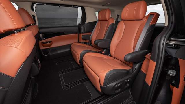 В версии Premium+ на втором ряду установлены два раздельных сиденья с электрорегулировками, подогревом и вентиляцией