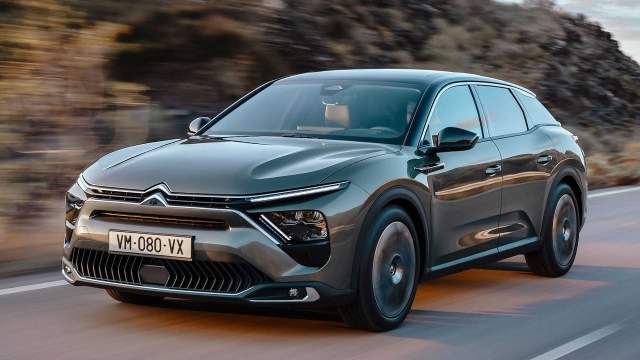 Citroen тоже заменил седан C5 кросс-лифтбеком с 19-дюймовыми колесами, увеличенным клиренсом и внедорожным обвесом. Привод только передний, а сзади установлена полузависимая балка, но в качестве опции доступна активная подвеска меняющая жесткость на основании информации от видеокамер. Базовый мотор — трехцилиндроый 1,2, а самая мощная версия — 225-сильный гибрид.