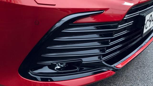 У GR Sport «усы» и решетка радиатора сделаны глянцево-черными...