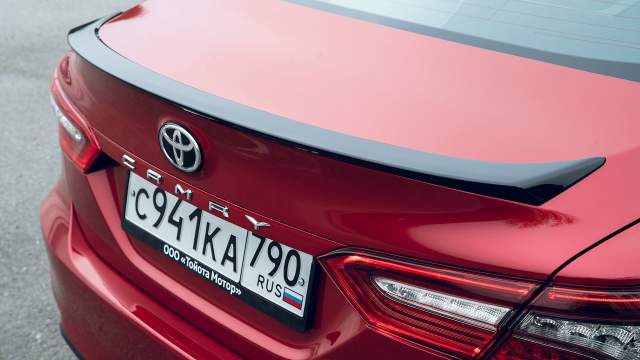 Еще одна особенность — спойлер на крышке багажника