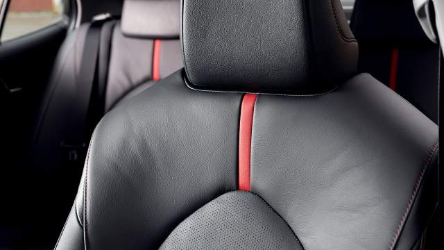 У сидений — тоже красные элементы