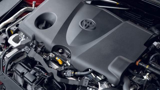 GR Sport предлагается с моторами 2,5 (200 л.с.) и 3,5 (249 л.с.). Оснащение — как у «Элеганс», но добавлена аудиосистема JBL с девятью динамиками