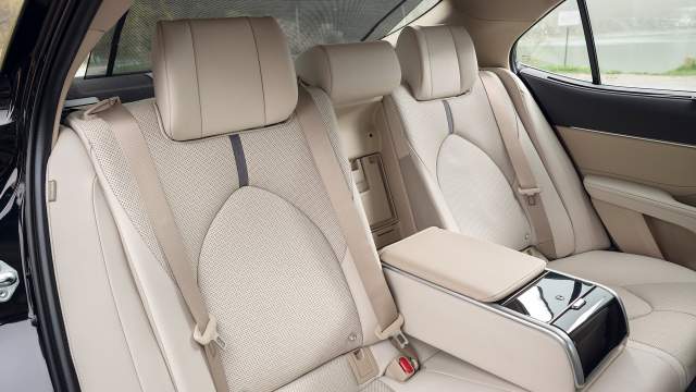 Электрорегулировка задних сидений доступна в двух высших комплектациях, в это случае спинки не складываются, а объем багажника чуть меньше 