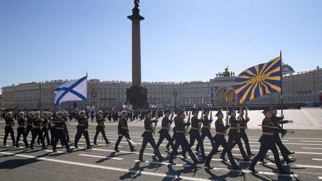 Военнослужащие парадных расчетов на военном параде в честь 76-й годовщины Победы в Великой Отечественной войне в Санкт-Петербурге.