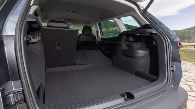 При сложенных спинках задних сидений объем багажника вырастает с 500 до 1609 литров