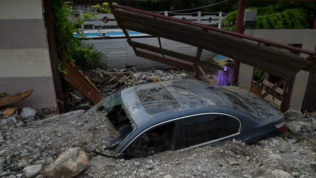 засыпанная машина