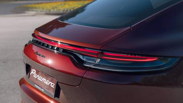 Полоса, соединяющая фары, теперь сплошная, без разрыва