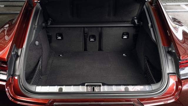 Объем багажника лифтбека — 495 л, при сложенных спинках сидений получается 1334 л. Универсал немного вместительнее — 515 и 1384 л