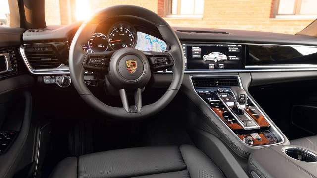 Новый руль добавил интерьеру спорта