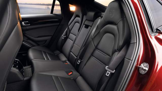 Сзади тесновато, зато глубокие сиденья хорошо держат в поворотах. Этот вариант дивана в теории рассчитан на троих, но среднему пассажиру сесть некуда