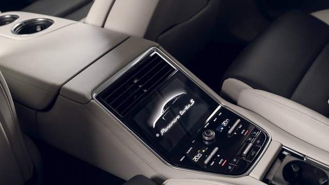 В распоряжении задних пассажиров свой блок управления климатом и свой мультимедийный экран. Воздуховоды — с электроприводом