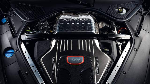 Под капотом вот такой трилобит: крышка полностью закрывает мотор