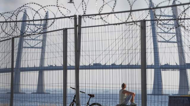 женщина у ограды