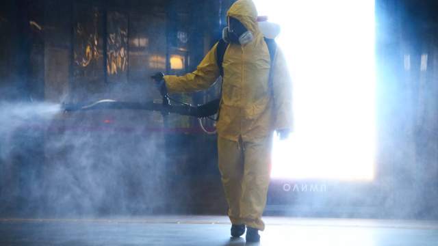 Дезинфекция Ленинградского вокзала сотрудниками центра «Лидер» МЧС России.