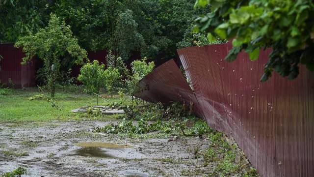 упавший забор