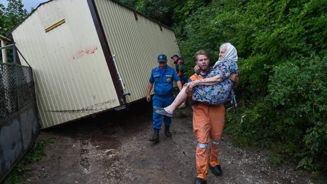 жительница на руках у спасателей