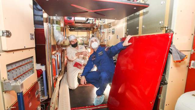 На Байконуре космонавтов ознакомили с устройством модуля 