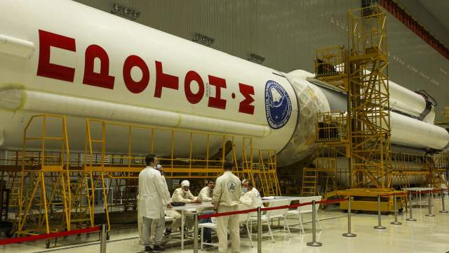 На Байконуре проходит сборка ракеты космического назначения «Протон-М»