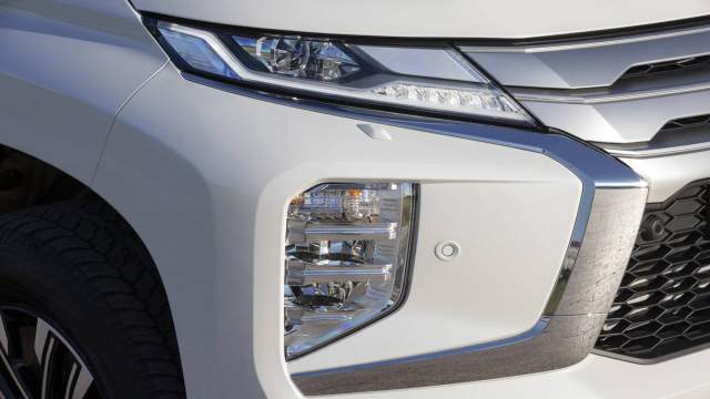 В нижней секции расположены указатель поворотов, подсветка поворотов и противотуманки