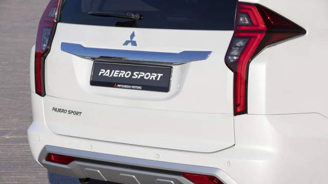 Фонари стали короче, а их графика проще. Накладку на багажную дверь изменили