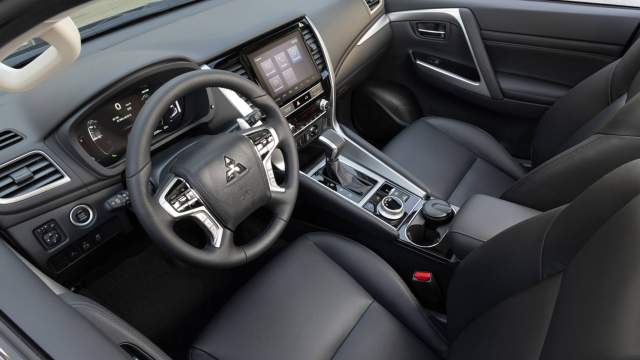 Интерьер изменился несильно, появилось больше мягких накладок