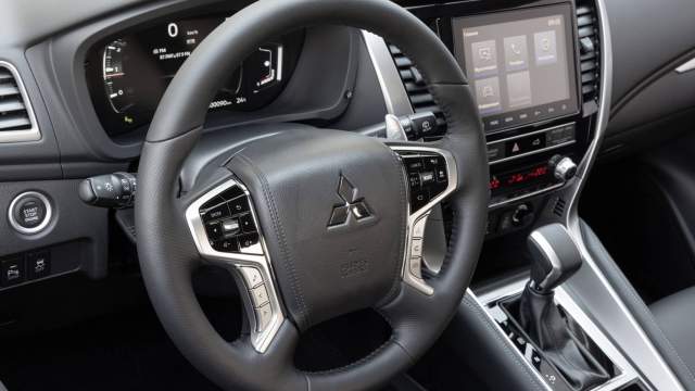 Клавиши на рулевых спицах теперь более угловатые