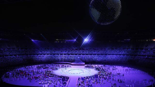 Вынос на стадион Олимпийского флага на церемонии открытия XXXII летних Олимпийских игр в Токио