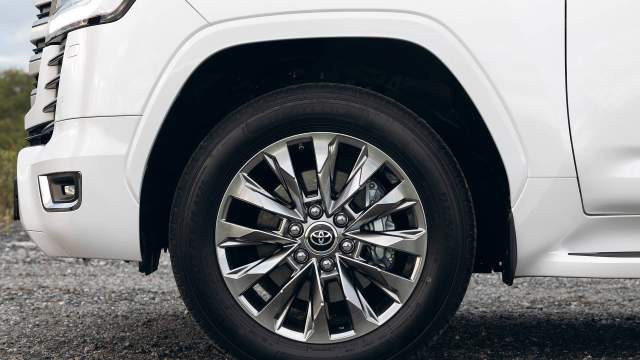 Минимальный размер колес – 18 дюймов, максимальный 20 дюймов. Колеса теперь крепятся не на пять, а на шесть гаек. Так что, комплект от Land Cruiser 200 не подойдет 