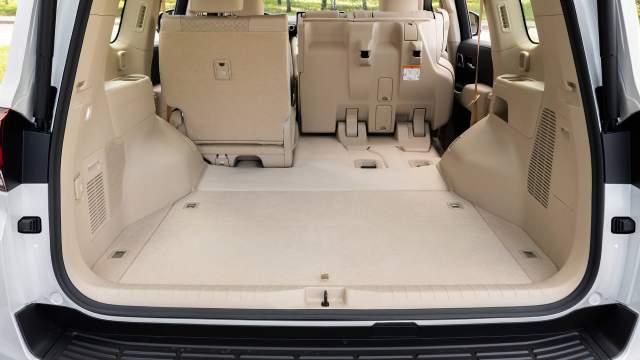 Объем багажника не изменился – 909 л. При сложенных задних сидений погрузочное пространство вырастает до 2 с лишним тысяч литров. Позже появятся машины с третьим рядом сидений 