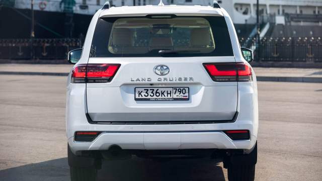 Багажная дверь одностворчатая, хотя зрительно разделена на две половины 