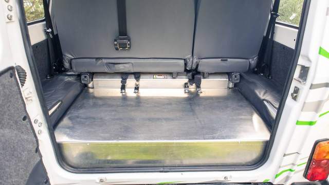 Третья ячейка аккумуляторов размещена в багажнике. На УАЗе говорят, что ее емкость при желании можно увеличить На заднем ряду появился дополнительный ремень безопасности.