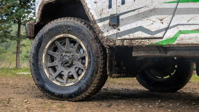 Боксы с аккумуляторами немного выступают снизу, но защищены от камней и влаги 