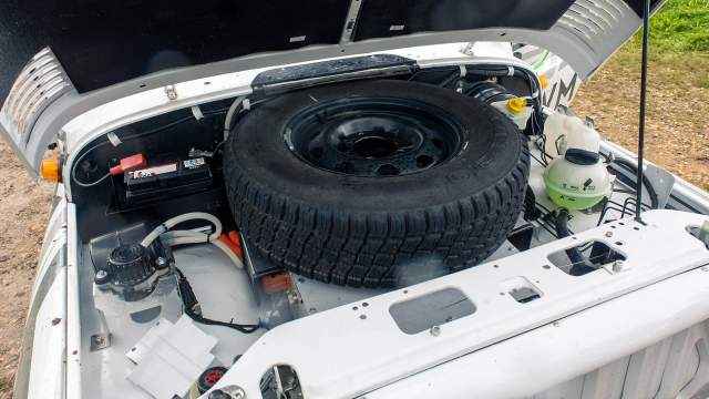 Запаска размещена под капотом 