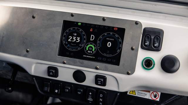 Вместо приборов — единый дисплей. Ниже появились новые клавиши — режима движения и отопителя 