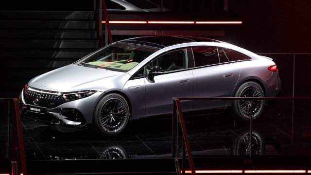 Mercedes-AMG EQS 53 4matic+ стал первым серийным электромобилем подразделения AMG. Лифтбэк получил 2 мотора, суммарно выдающие 658 л.с. и полный привод. Время разгона до 100 км — 3,8 с. С допополнительным пакетом AMG Dynamic Plus кратковременно доступны 761 л.с. и 1020 Нм, а время разгона до «сотни» сокращается на 0,4 секунды. Запас хода — 526 км, а мощность зарядного устройства постоянного тока — до 200 кВт
