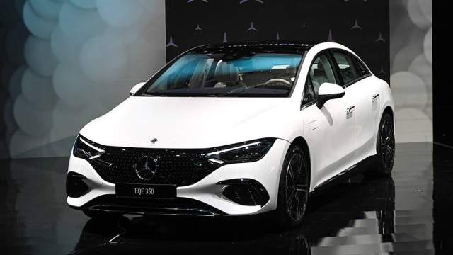 Еще одна новинка Мюнхена — электрический E-Class. Фактически это уменьшенная копия флагманского EQS, но в кузове седан. Как и EQS, EQE оснащен электроприводом передних дверей и фарами, умеюащими рисовать на дороге подсказки. Но оснащение у него проще — за гипер-экран придется доплатить, как и за пневмоподвеску. Мотор у новинки пока один и с отдачей 292 л.с., а зарядки хватит максимум на 545 км. В планах у производителя есть двухмоторые версии, а также модификация AMG с суммарной отдачей 680 л.с.