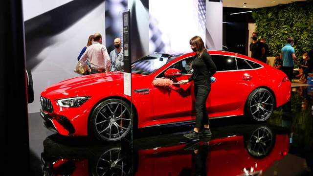 Гибридный суперкар AMG GT 63 S E Performance — самая мощная серийная модель из Аффальтербаха. Битурбомотор V8 4.0 в тандеме с электродвигателем на задней оси развивают 843 л.с. и 1470 Нм. С места до «сотни» лифтбек разгоняется всего за 2,9 с, а максимум скорости — 316 км/ч. Электромотор оснащен двухступенчатым редуктором, дающим высокий крутящий момент на старте. Аккумуляторная батарея с прямым охлаждением создана по технологиям гибридной Формулы-1. Она позволяет проехать на чистой электротяге всего 12 км