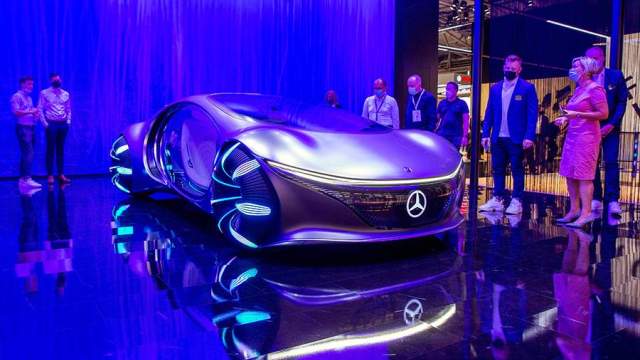 Концепт Mercedes-Benz Vision AVTR, вдохновленного фильмом «Аватар» Джеймса Кемерона научился читать мысли. Умение основано на визуальном восприятии: на цифровой приборной панели автомобиля проецируются световые точки, а к затылку пользователя прикреплено устройство BCI (интерфейс мозг-компьютер) с носимыми электродами. Когда пользователь фокусируется на определенном индикаторе на приборной панели, автомобиль может обнаружить это и выполнить определенную задачу