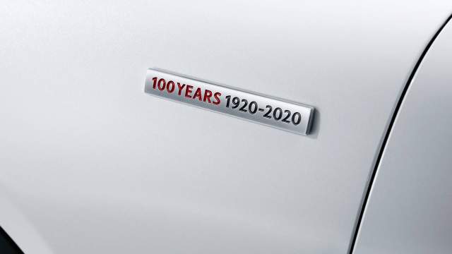 У юбилейной версии на кузове есть особые шильдики...