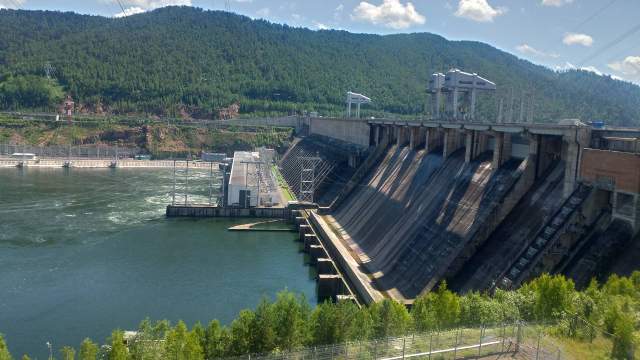 В начале 70х Красноярская ГЭС являлась самой мощной электростанцией СССР и крупнейшей гидроэлектростанцией в мире. Высота плотины — 128 м. В среднем за период эксплуатации в год электростанция вырабатывала 18 350 млн кВт·ч