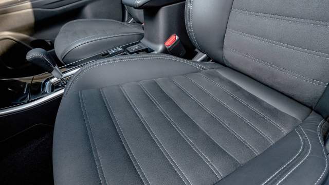 Вместо кожаных сидений — комбинированные, кожзам плюс алькантара