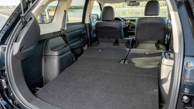 Если сложить спинки сидений, получится 1608 л