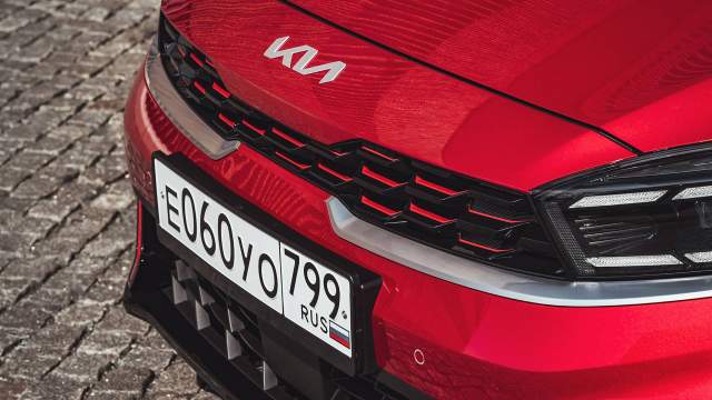 Спереди ее можно отличить по красным акцентам