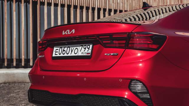 Указатели поворота по-прежнему расположены низко. Объем багажника — 434 л