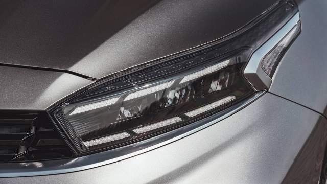 В начальный версиях фары галогенные, в дорогих — светодиодные