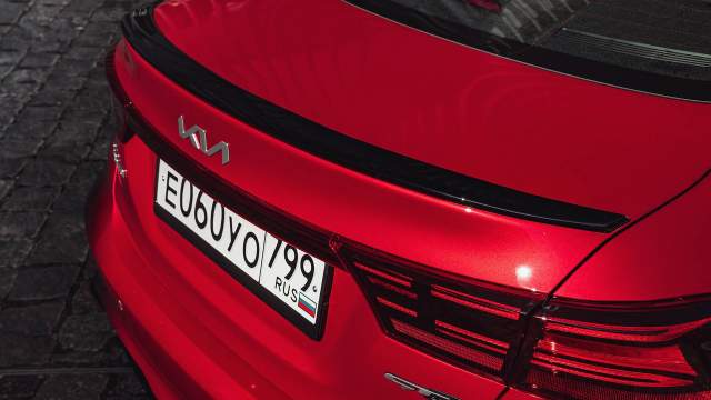 Сзади — по спойлеру на крышке багажника